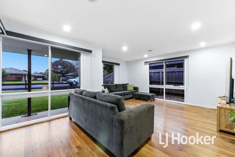 Photo - 21 Bluegrass Crescent, Pakenham VIC 3810 - Image 3