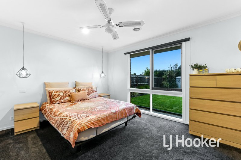 Photo - 21 Bluegrass Crescent, Pakenham VIC 3810 - Image 7