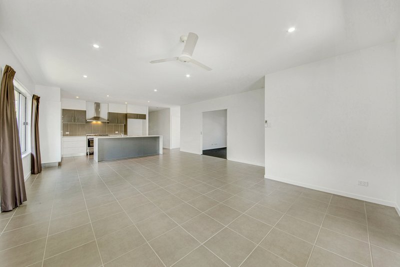 Photo - 21 Boonderee Place, New Auckland QLD 4680 - Image 3