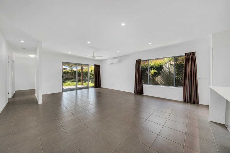 Photo - 21 Boonderee Place, New Auckland QLD 4680 - Image 4