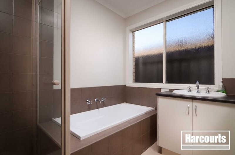 Photo - 21 Calais Circuit, Cranbourne West VIC 3977 - Image 10