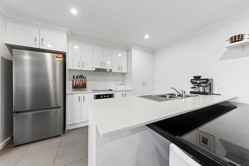 Photo - 21 Carroll Walk, Pakenham VIC 3810 - Image 6