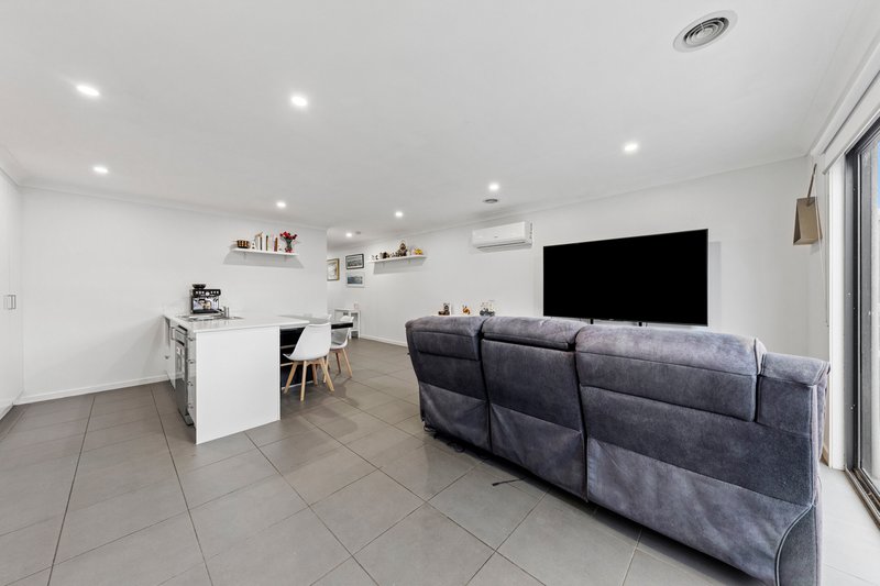 Photo - 21 Carroll Walk, Pakenham VIC 3810 - Image 9