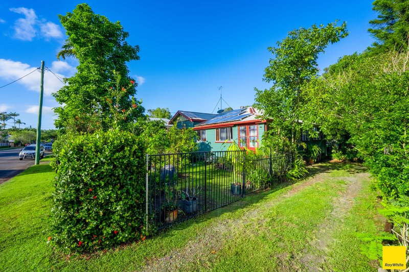 Photo - 21 Chaplain Avenue, Manunda QLD 4870 - Image 4