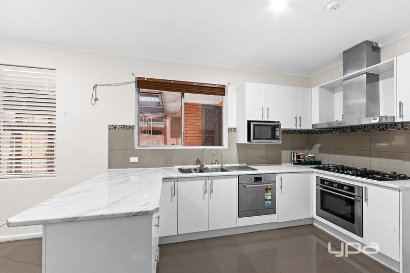 Photo - 21 Chestnut Drive, St Albans VIC 3021 - Image 3