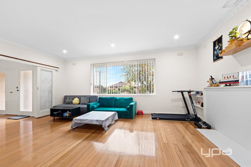 Photo - 21 Chestnut Drive, St Albans VIC 3021 - Image 4