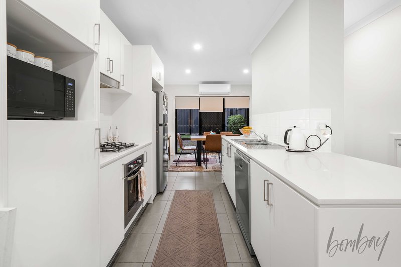 Photo - 21 Clendon Way, Craigieburn VIC 3064 - Image 2