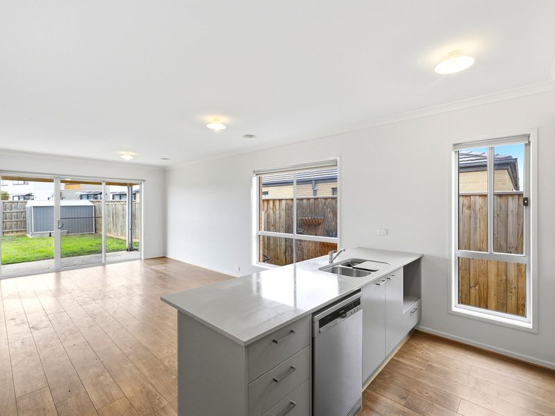 Photo - 21 Cosgrove Drive, Maddingley VIC 3340 - Image 5