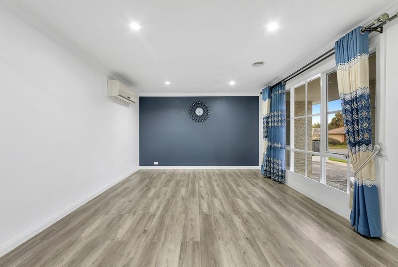 Photo - 21 Dewsbury Court, Narre Warren South VIC 3805 - Image 3