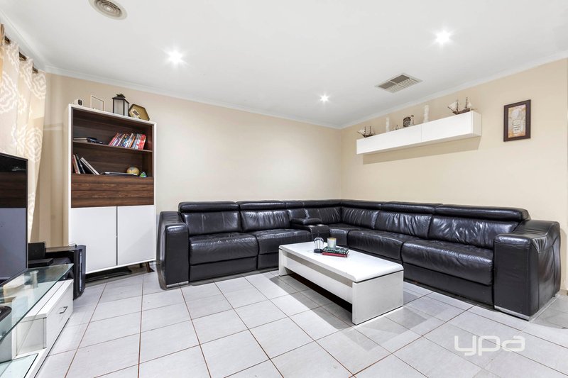 Photo - 21 Edmondshaw Drive, Deer Park VIC 3023 - Image 4