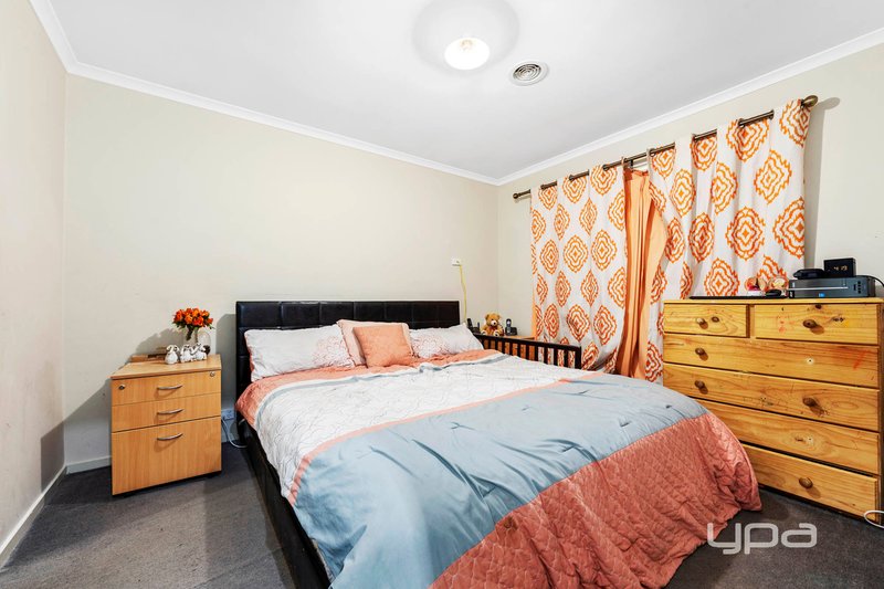 Photo - 21 Edmondshaw Drive, Deer Park VIC 3023 - Image 5