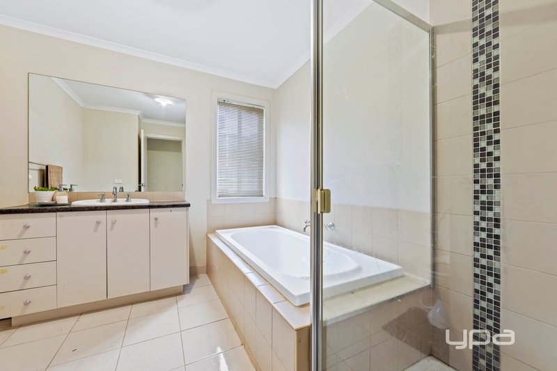 Photo - 21 Edmondshaw Drive, Deer Park VIC 3023 - Image 8