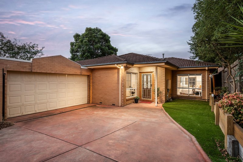 Photo - 2/1 Emerald Street, Mount Waverley VIC 3149 - Image 1