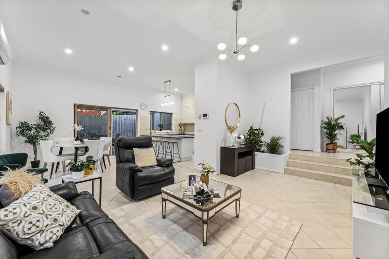 Photo - 2/1 Emerald Street, Mount Waverley VIC 3149 - Image 2