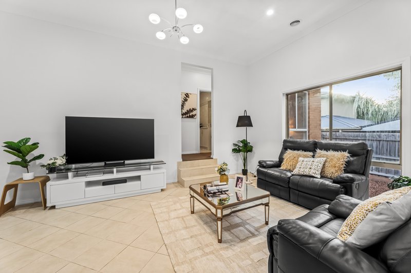 Photo - 2/1 Emerald Street, Mount Waverley VIC 3149 - Image 3