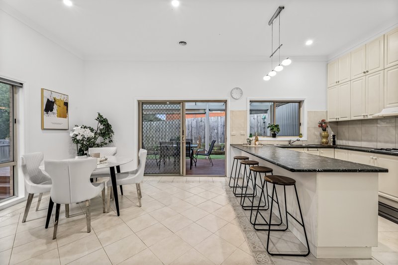 Photo - 2/1 Emerald Street, Mount Waverley VIC 3149 - Image 4
