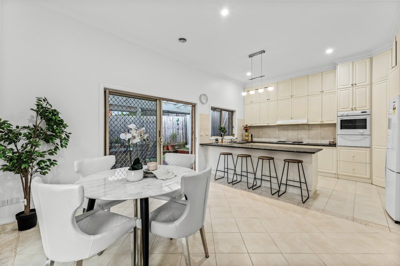 Photo - 2/1 Emerald Street, Mount Waverley VIC 3149 - Image 5