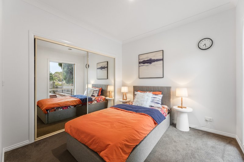 Photo - 2/1 Emerald Street, Mount Waverley VIC 3149 - Image 11