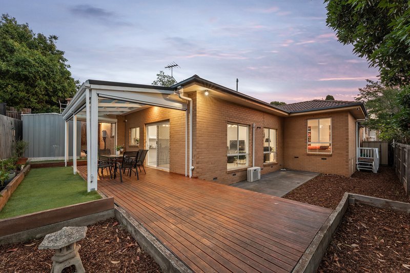 Photo - 2/1 Emerald Street, Mount Waverley VIC 3149 - Image 13