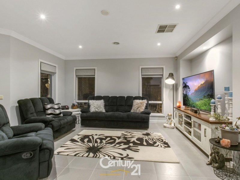 Photo - 21 Fallingwater Drive, Pakenham VIC 3810 - Image 9