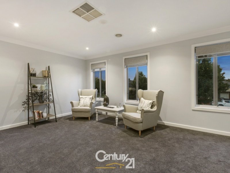 Photo - 21 Fallingwater Drive, Pakenham VIC 3810 - Image 11