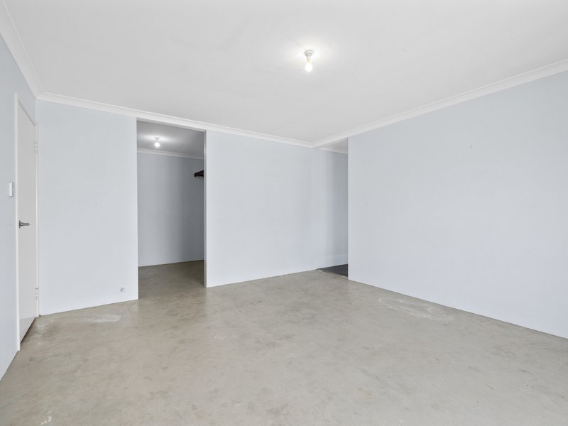 Photo - 21 Farnaby Lane, Beckenham WA 6107 - Image 4