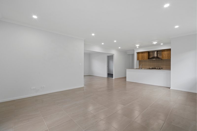 Photo - 21 Fig Tree Circuit, Bahrs Scrub QLD 4207 - Image 5