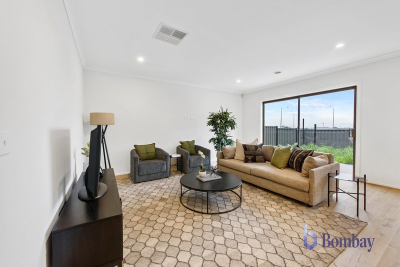 Photo - 21 Flaubert Road, Craigieburn VIC 3064 - Image 3