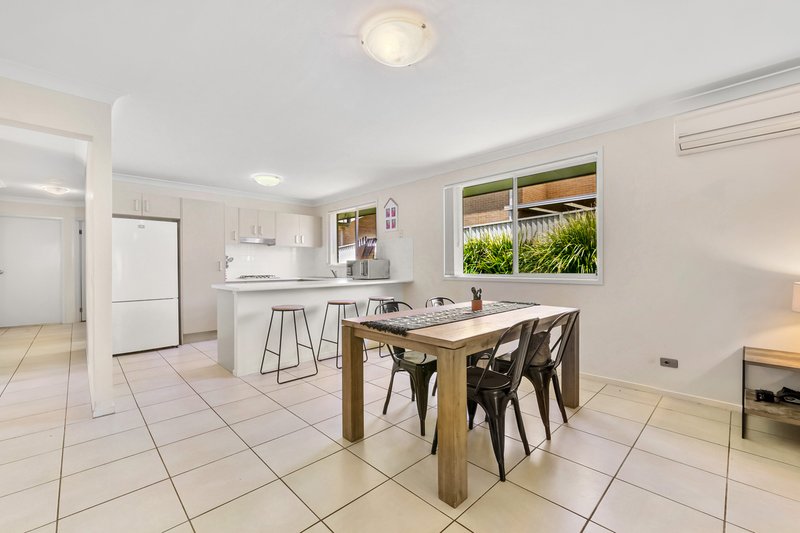 Photo - 21 Foxtail Crescent, Woongarrah NSW 2259 - Image 4