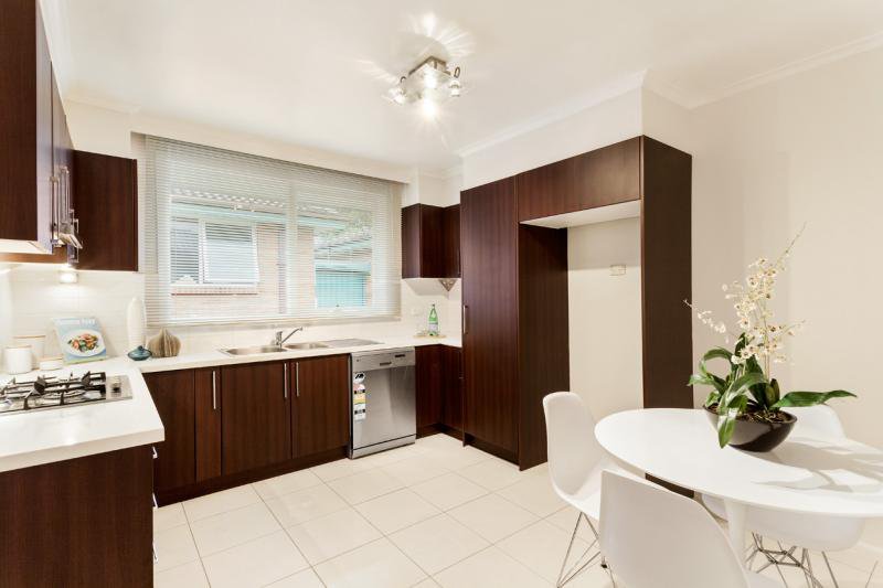 Photo - 2/1 Frederick Street, Caulfield South VIC 3162 - Image 3