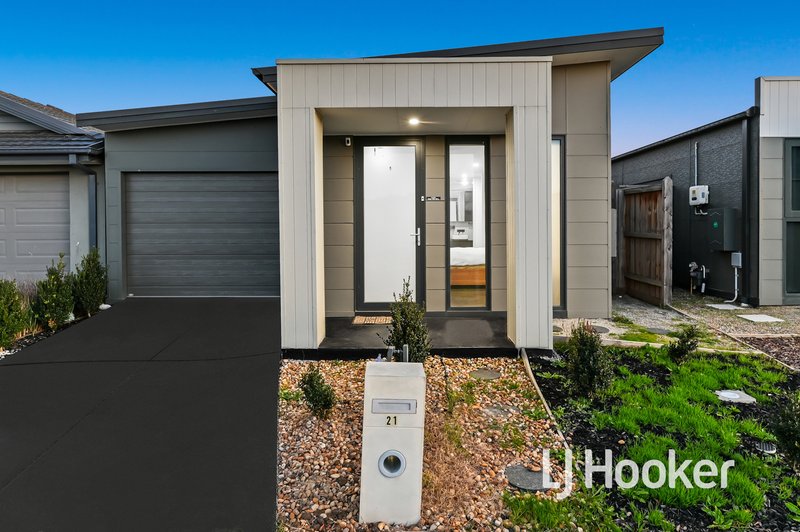 21 Freiberger Grove, Clyde North VIC 3978