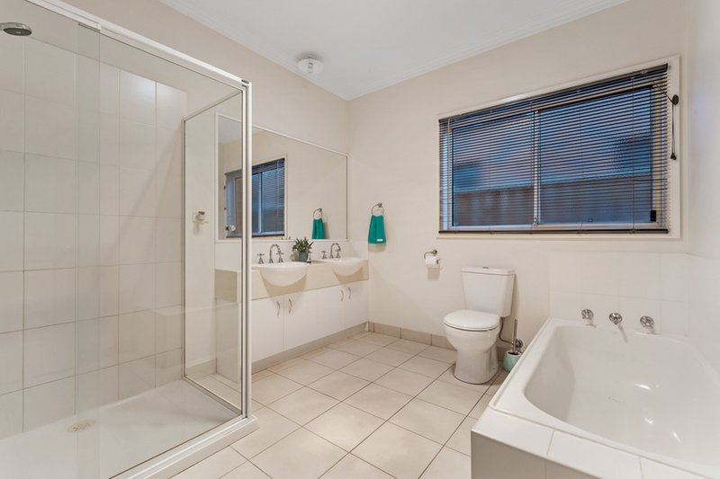 Photo - 21 Gainsborough Drive, Craigieburn VIC 3064 - Image 3