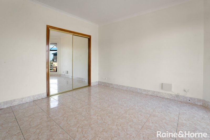 Photo - 21 Gaussberg Walk, Roxburgh Park VIC 3064 - Image 6