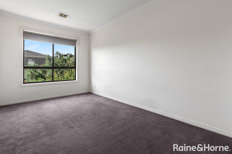 Photo - 21 Gaussberg Walk, Roxburgh Park VIC 3064 - Image 20