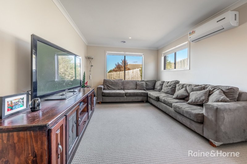 Photo - 21 Glastonbury Drive, Sunbury VIC 3429 - Image 3