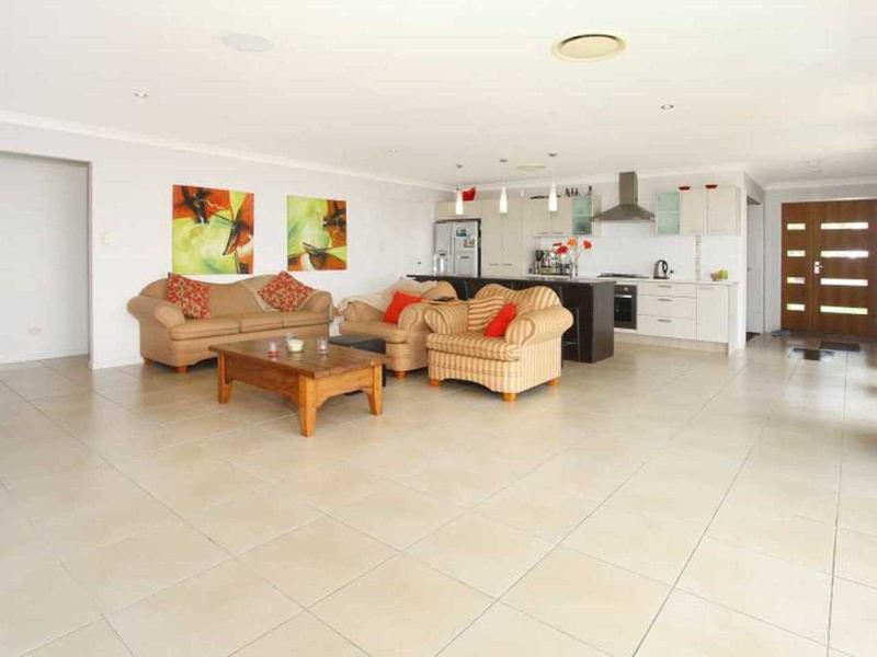 Photo - 21 Harmsworth Road, Pacific Pines QLD 4211 - Image 6