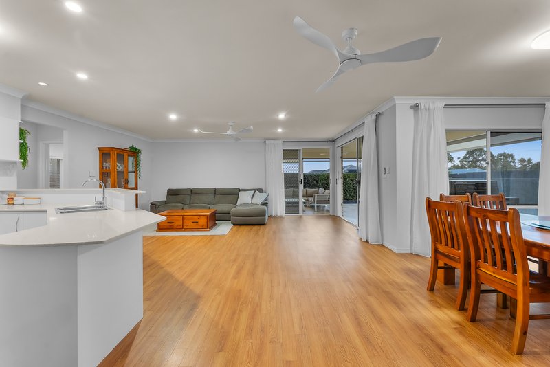 Photo - 21 Hillcrest Court, Murrumba Downs QLD 4503 - Image 4