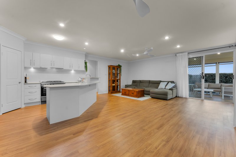 Photo - 21 Hillcrest Court, Murrumba Downs QLD 4503 - Image 6