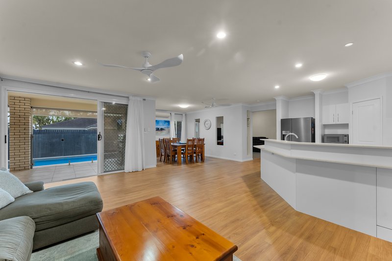 Photo - 21 Hillcrest Court, Murrumba Downs QLD 4503 - Image 7