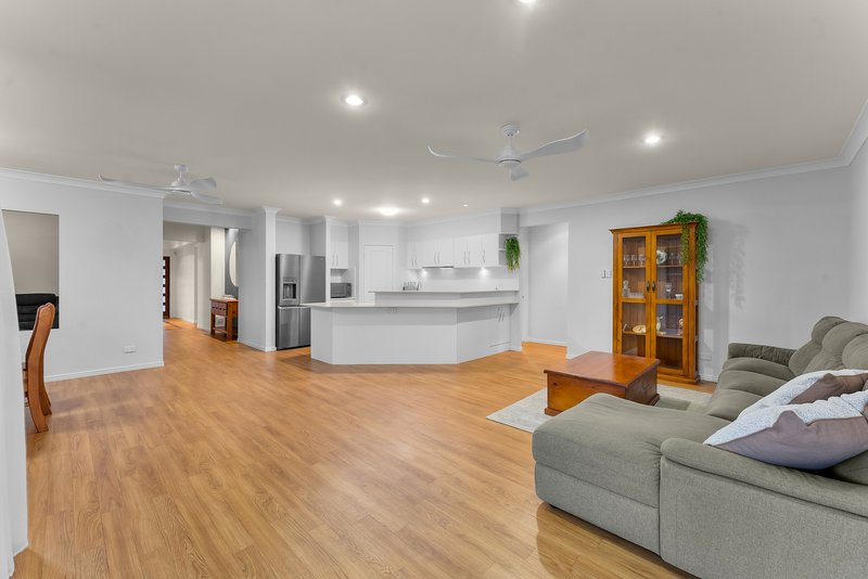 Photo - 21 Hillcrest Court, Murrumba Downs QLD 4503 - Image 8