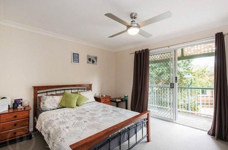 Photo - 21 Hillside Crescent, Seven Hills QLD 4170 - Image 6