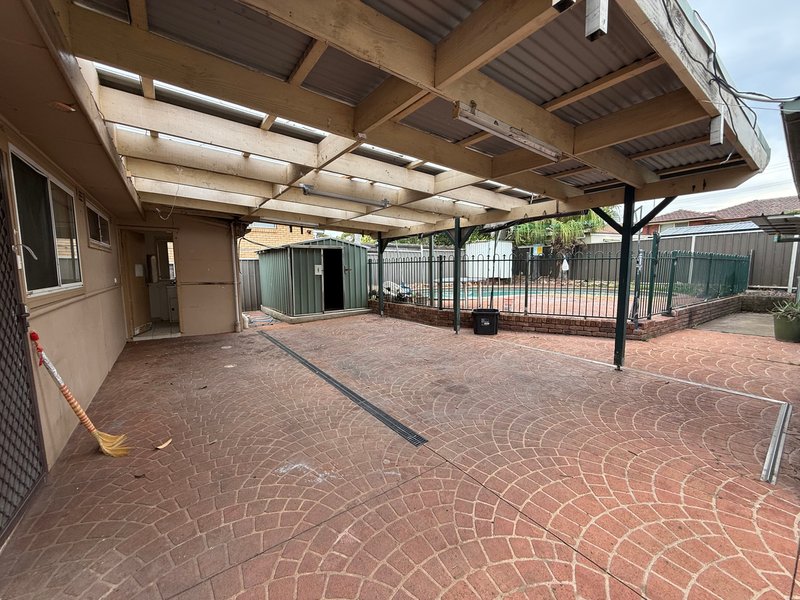 Photo - 21 Holland Crescent, Casula NSW 2170 - Image 10