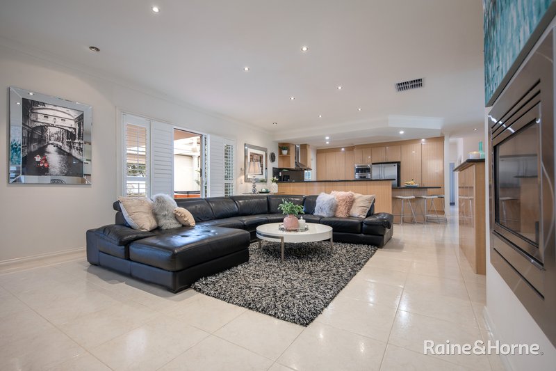 Photo - 21 Hopbush Avenue, Sunbury VIC 3429 - Image 8