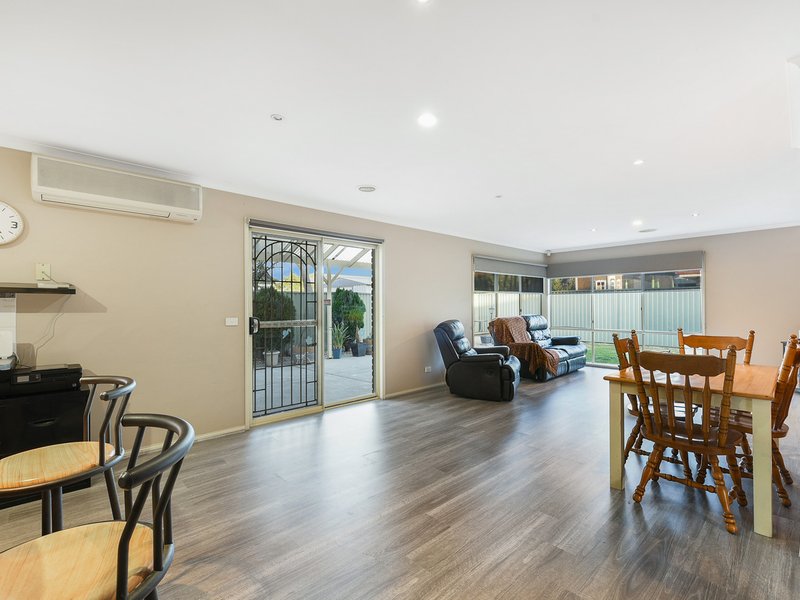 Photo - 21 Hunt Club Boulevard, Cranbourne East VIC 3977 - Image 11