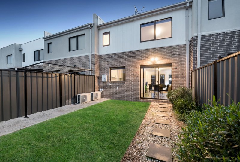 Photo - 21 Huntingfield Street, Craigieburn VIC 3064 - Image 6