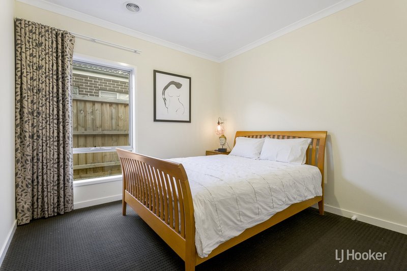 Photo - 21 Jansar Street, Point Cook VIC 3030 - Image 9