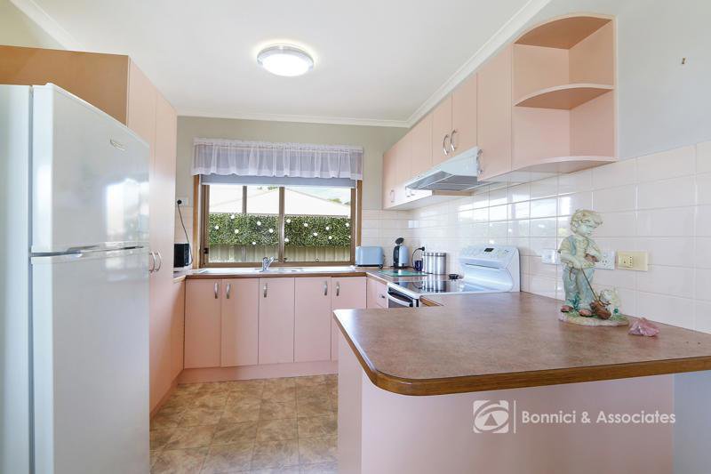 Photo - 2/1 Kingfisher Drive, West Wodonga VIC 3690 - Image 2