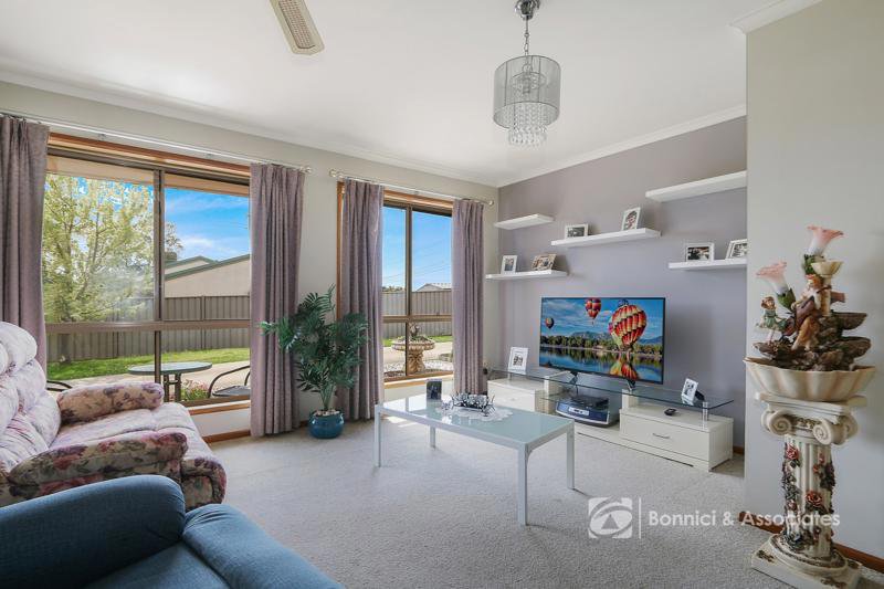 Photo - 2/1 Kingfisher Drive, West Wodonga VIC 3690 - Image 4