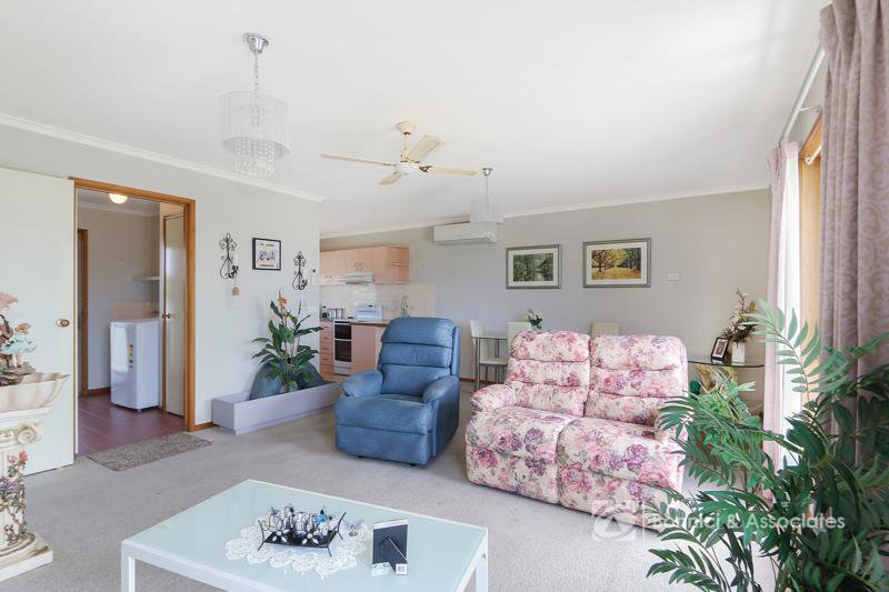 Photo - 2/1 Kingfisher Drive, West Wodonga VIC 3690 - Image 5