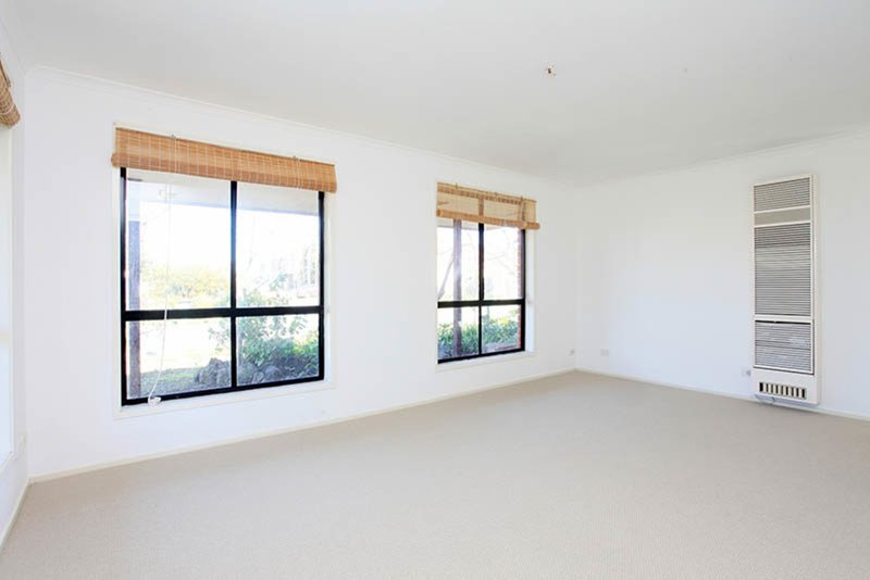 Photo - 21 Lakeside Drive, Roxburgh Park VIC 3064 - Image 2